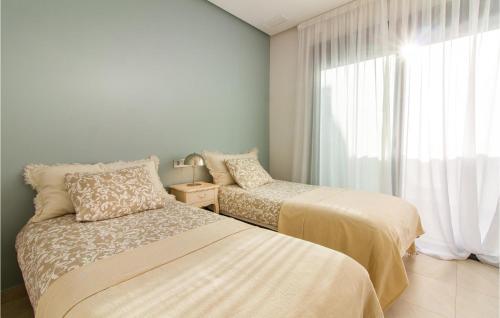1 dormitorio con 2 camas y ventana en Stunning Home In Roda, en Roda