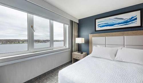 una camera con un letto e una grande finestra di The Simon Hotel Sydney a Sydney