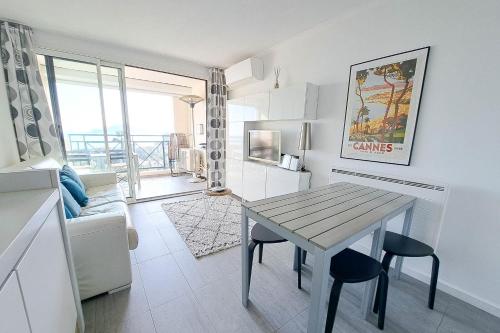 Kuchyňa alebo kuchynka v ubytovaní Apartment with AC terrace sea view swimming pool parking -BENAKEY