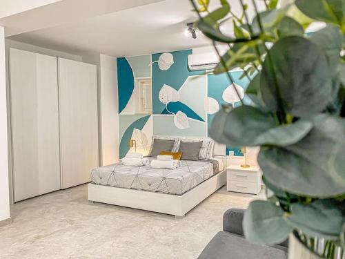 - une chambre avec un lit et un mur avec des cœurs dans l'établissement Designer Duplex Penthouse in Floriana, à Il-Furjana
