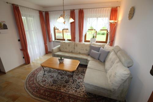 ein Wohnzimmer mit einem Sofa und einem Tisch in der Unterkunft Ferienwohnung Leixenring in Riedenburg