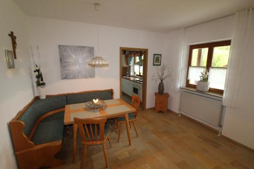 uma sala de estar com um sofá e uma mesa em Ferienwohnung Leixenring em Riedenburg