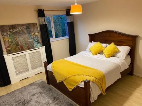 Uma cama ou camas num quarto em Cheerful kingsize room for single use