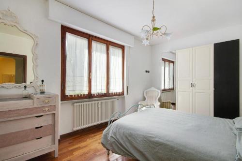 - une chambre avec un lit, une commode et un miroir dans l'établissement Lo scoglio, à Bogliasco