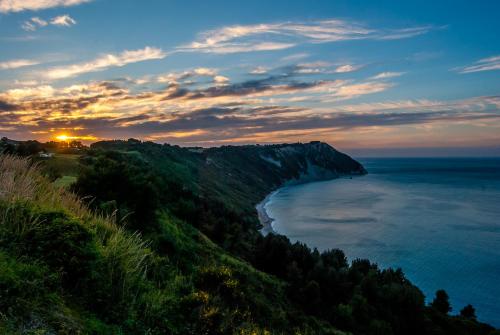 a view of the ocean from a cliff at La Guest House della Tenuta di Tavignano in Cervidone