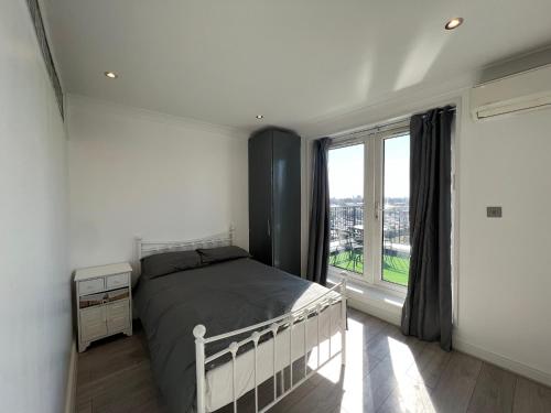 Säng eller sängar i ett rum på Lovely 2 Bedroom with Balcony - London