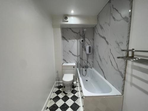 Koupelna v ubytování Lovely 2 Bedroom with Balcony - London