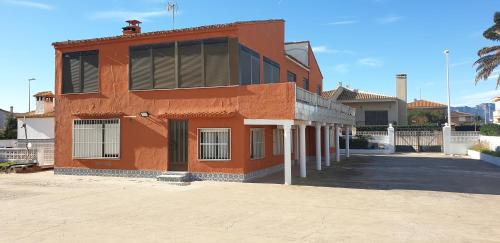 a orange building with aventh floor at Vacansis Habitaciones Privada en una Villa a un paso del Mar en Cullera in Cullera