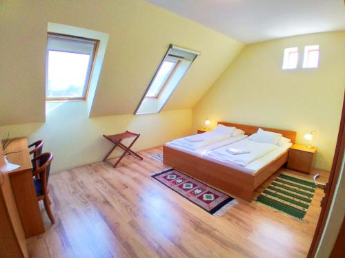 Una cama o camas en una habitación de Jackfall Apartman és Fogadó