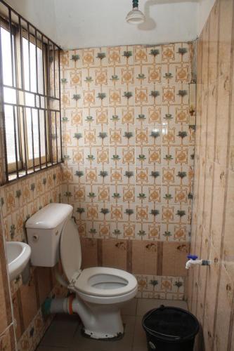 Vonios kambarys apgyvendinimo įstaigoje JOEL'S HOTELS & SUITES