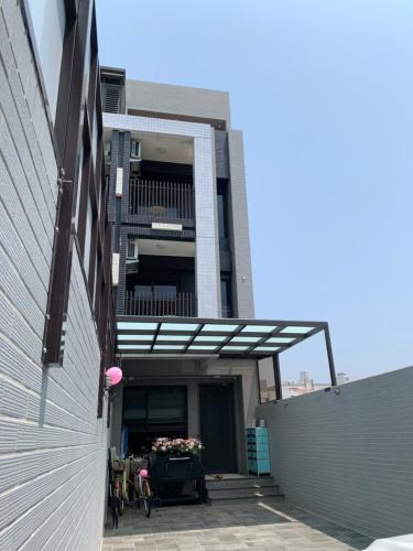 een gebouw met een balkon en een tafel ervoor bij Duke 369 in Donggang