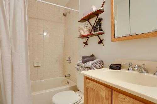 Et badeværelse på Vernon Township Vacation Rental with Private Balcony