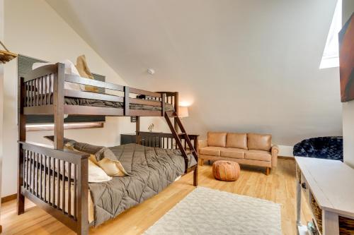 En eller flere senge i et værelse på Vernon Township Vacation Rental with Private Balcony