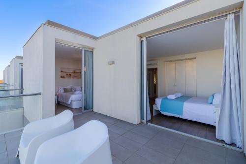 1 dormitorio con 2 camas y balcón en Villa Blue Sagres G, en Sagres