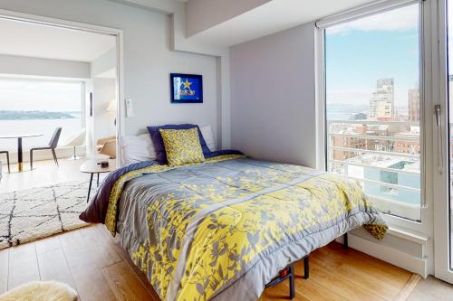 1 dormitorio con cama y ventana grande en Serene in Seattle en Seattle