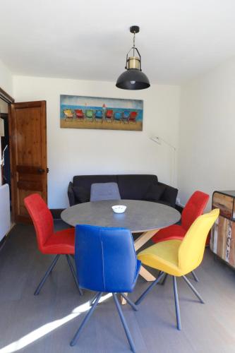 - un salon avec une table et des chaises dans l'établissement laureclipse2, à Mers-les-Bains