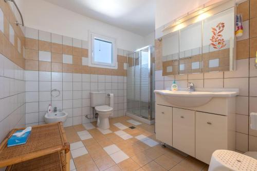 uma casa de banho com um lavatório e um WC em Villa Milan 2 Mastichari em Antimácheia