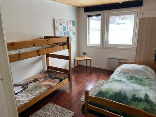 1 dormitorio con 1 litera y 1 litera en Långrösta 48-49, Appartementen in Hagfors, en Hagfors