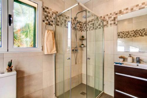 een badkamer met een douche en een wastafel bij Charming Chalet in Alcúdia with Private Pool in Alcudia