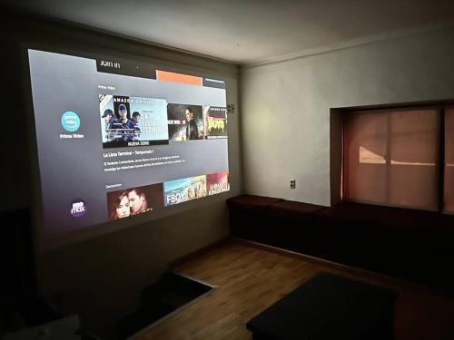 a room with a large screen with a flat screen tv at Departamento en La Paz, en pleno centro histórico in La Paz