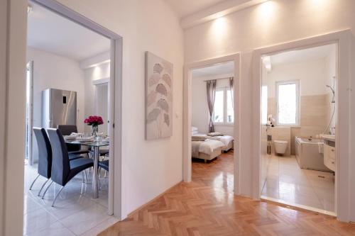 - un salon avec une table à manger et une chambre dans l'établissement Palomar Luxury Apartment Split, à Split