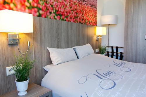a hotel room with a bed with a sign on it at Hotel and Restaurant van Saaze in Kraggenburg