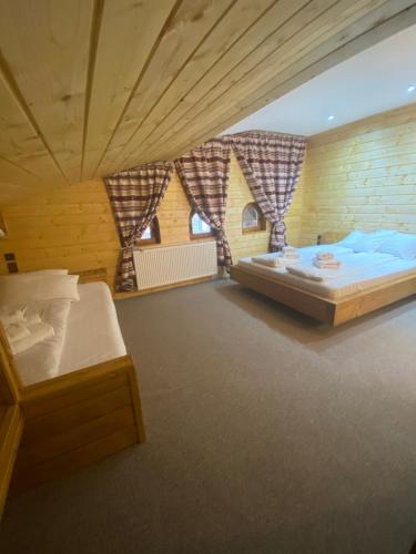 Ένα ή περισσότερα κρεβάτια σε δωμάτιο στο Căsuța din Povești