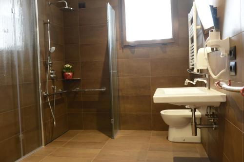 a bathroom with a shower and a toilet and a sink at L'Insolito Posto in Sabbioncello