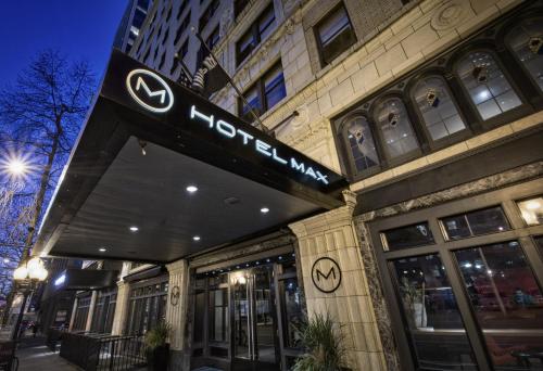 un edificio con un cartello sulla facciata di Hotel Max a Seattle