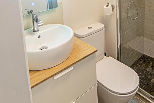 un baño con lavabo e inodoro en CityLiving, en Oporto