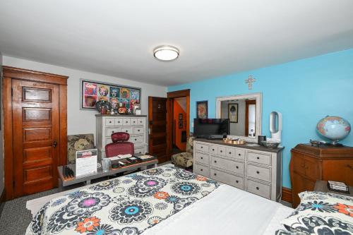 a bedroom with a bed and a dresser at Berrodin Bed & Breakfast in Akron