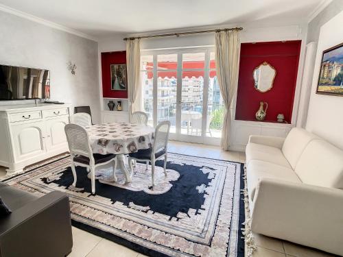 un salon avec une table et un canapé dans l'établissement Appartements Cannes Centre : Rond Point Duboys d'Angers, à Cannes