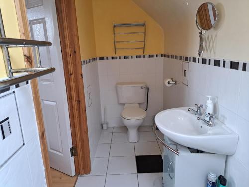 Koupelna v ubytování Spacious 6-Bed House 10 minutes from Knock Airport