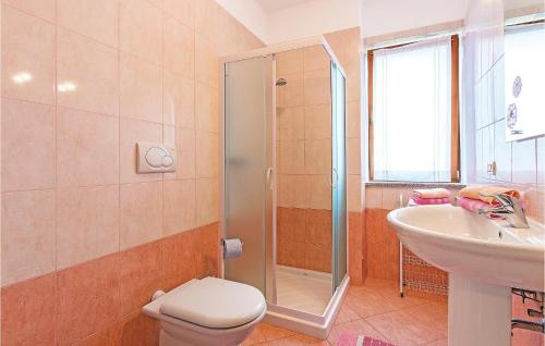 y baño con ducha, aseo y lavamanos. en Lovely Apartment In Fazana With Kitchen, en Fažana