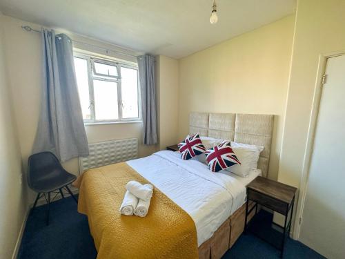 1 dormitorio con 1 cama con toallas en Flat 21, en Londres