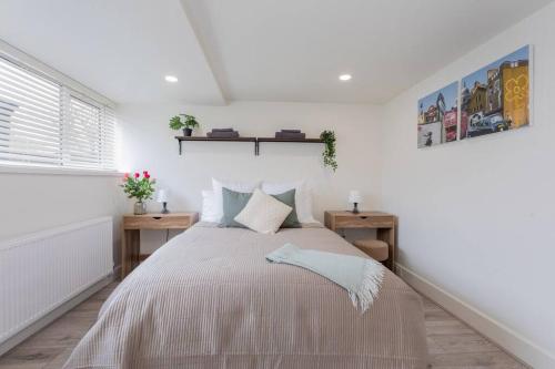 Ένα ή περισσότερα κρεβάτια σε δωμάτιο στο Central Windsor Modern Garden Flat, Walk 2 Sights