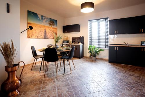 eine Küche und ein Esszimmer mit einem Tisch und Stühlen in der Unterkunft Ranczo u Loni 