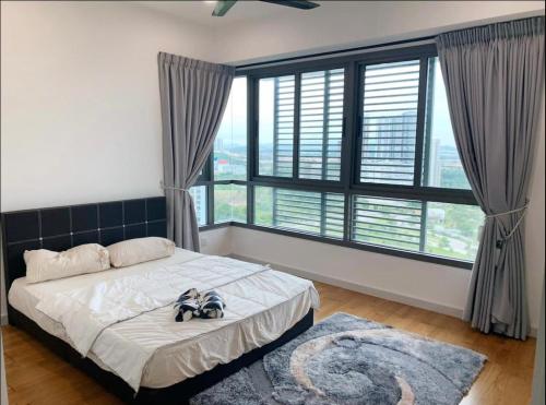 - une chambre avec un lit et une grande fenêtre dans l'établissement Comfortable Bathtub by One Team, à Nusajaya
