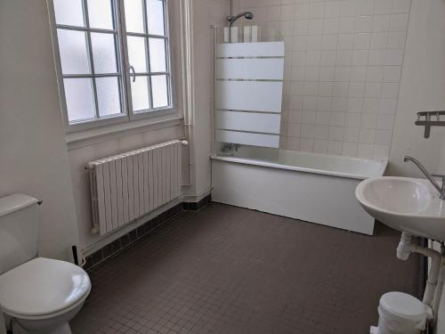 W łazience znajduje się toaleta, wanna i umywalka. w obiekcie L'Autre Lieu w mieście Cherbourg en Cotentin