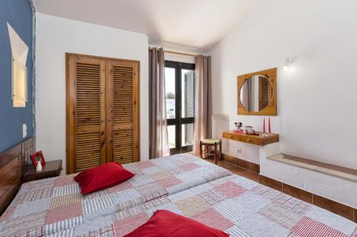 una camera da letto con un letto grande e un bagno di Villa Jacaranda ad Albufeira