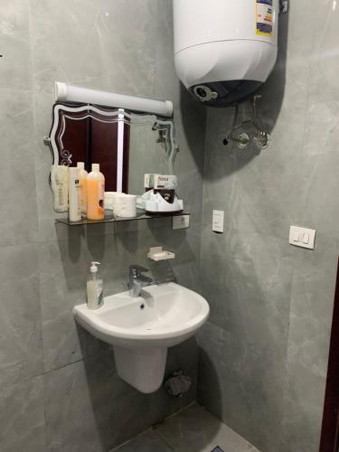W łazience znajduje się biała umywalka i lustro. w obiekcie Porto Said chalet for rent بورتوسعيد بورتو سعيد w mieście Port Said