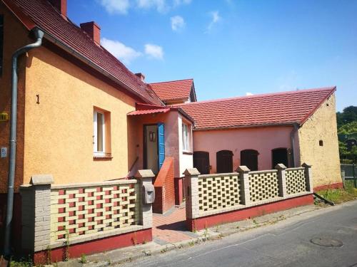 una casa con una recinzione di fronte di LuLu Apartamento Centro a Łagów