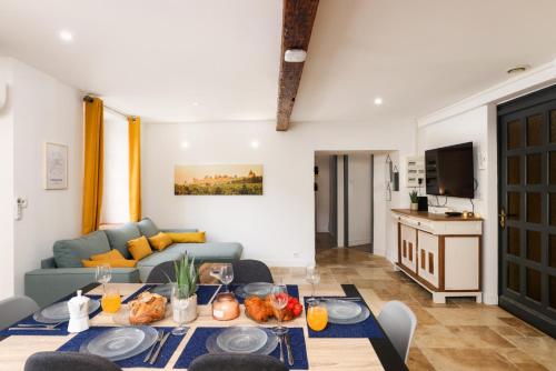 un salon avec une table et un canapé dans l'établissement Le refuge de Saint-Gimer, à Carcassonne