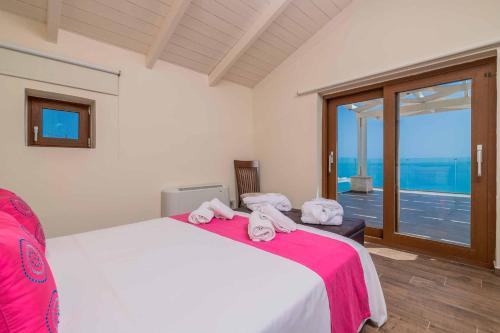 1 dormitorio con 1 cama con toallas en Villa Orient Platinum en Skinária