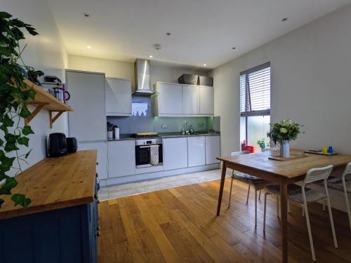 Dapur atau dapur kecil di Perfect for Legoland, Windsor Castle and Ascot with free parking