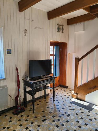 ペロス・ギレックにあるL'Abri des pêcheursのテレビ付きの部屋のピアノ