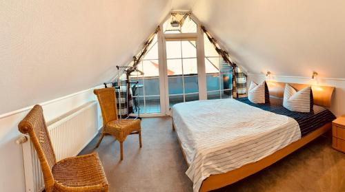 - une chambre avec un lit et une grande fenêtre dans l'établissement FeWo am Strand Glowe, à Glowe