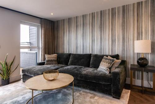 sala de estar con sofá y mesa en Super High End 1 bed with Balcony - Central West Bridgford, en Nottingham