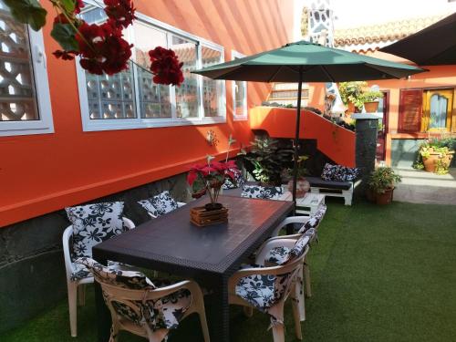 - une table et des chaises avec un parasol sur la terrasse dans l'établissement Villa Cantora, à Telde