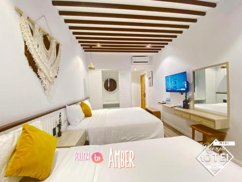 TV a/nebo společenská místnost v ubytování Riverside Mini Hotel Grand World Phu Quoc